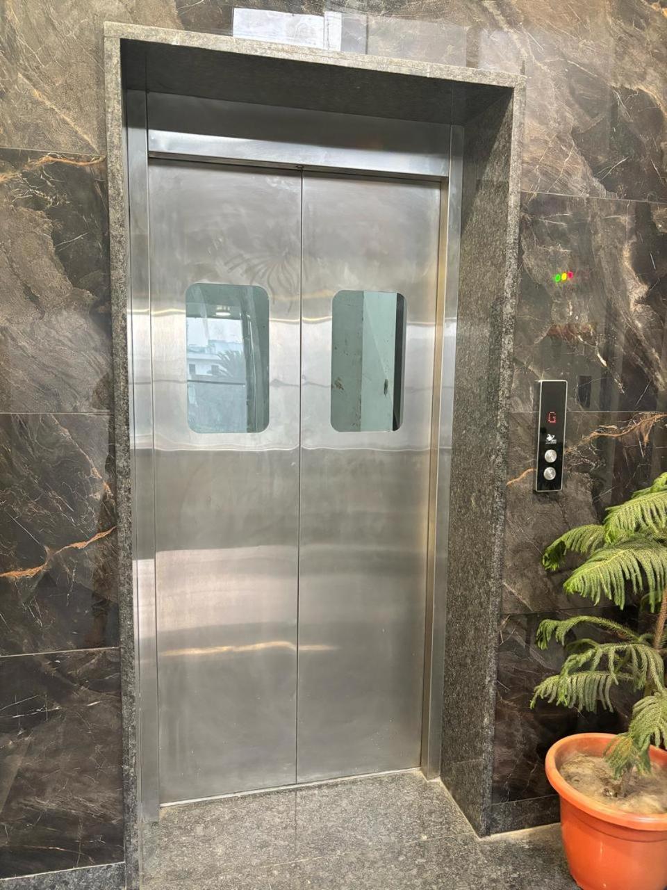 Hotel Sky Way Inn Hisār Kültér fotó