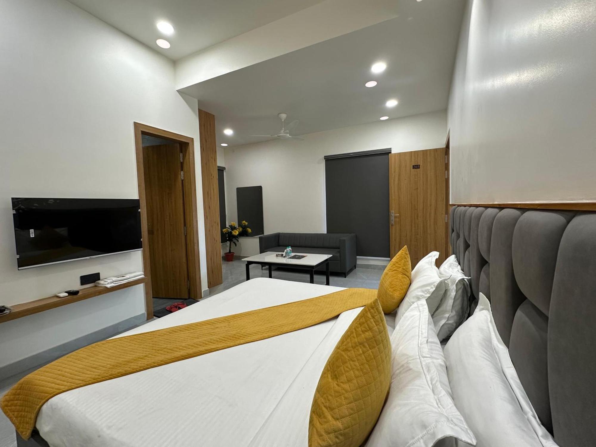 Hotel Sky Way Inn Hisār Kültér fotó