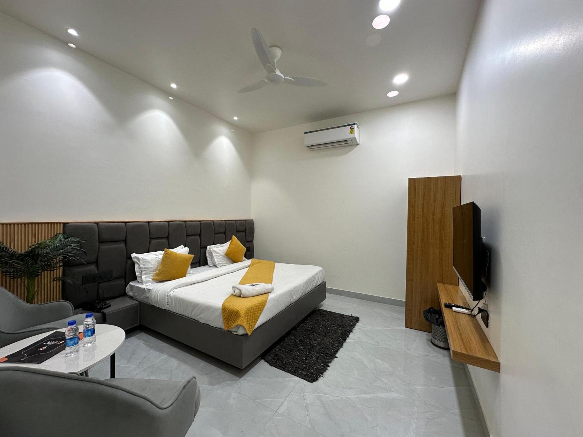 Hotel Sky Way Inn Hisār Kültér fotó