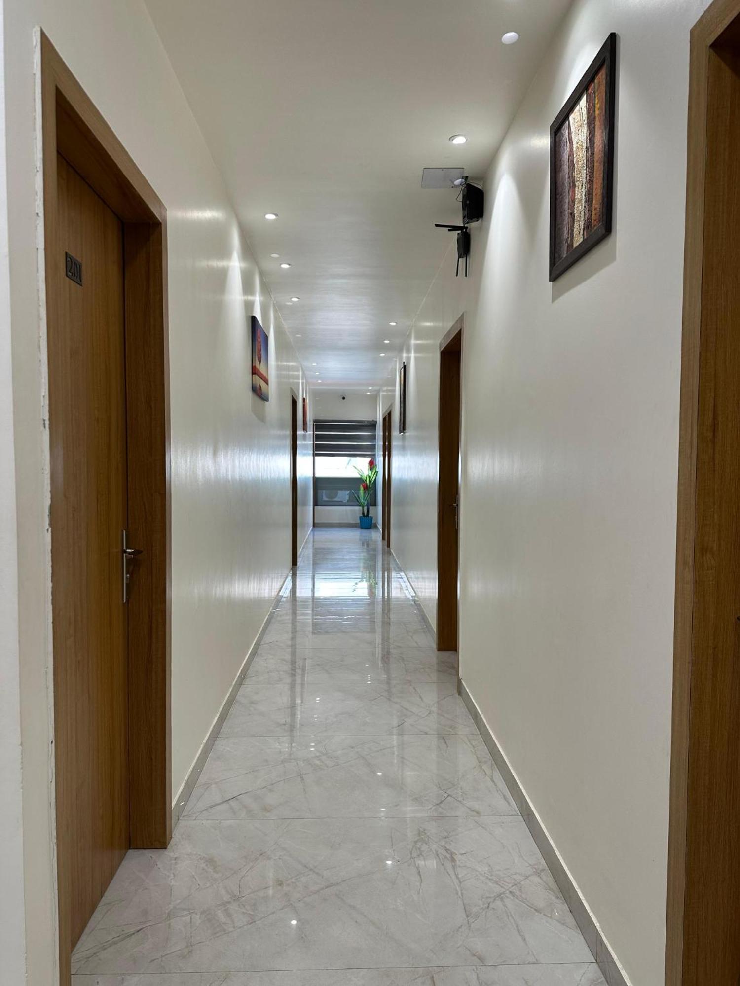 Hotel Sky Way Inn Hisār Kültér fotó